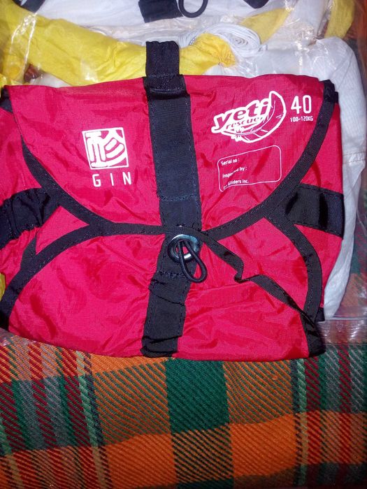 парапланери,парапланер ,,запасни парашути,парамотори,сбруи