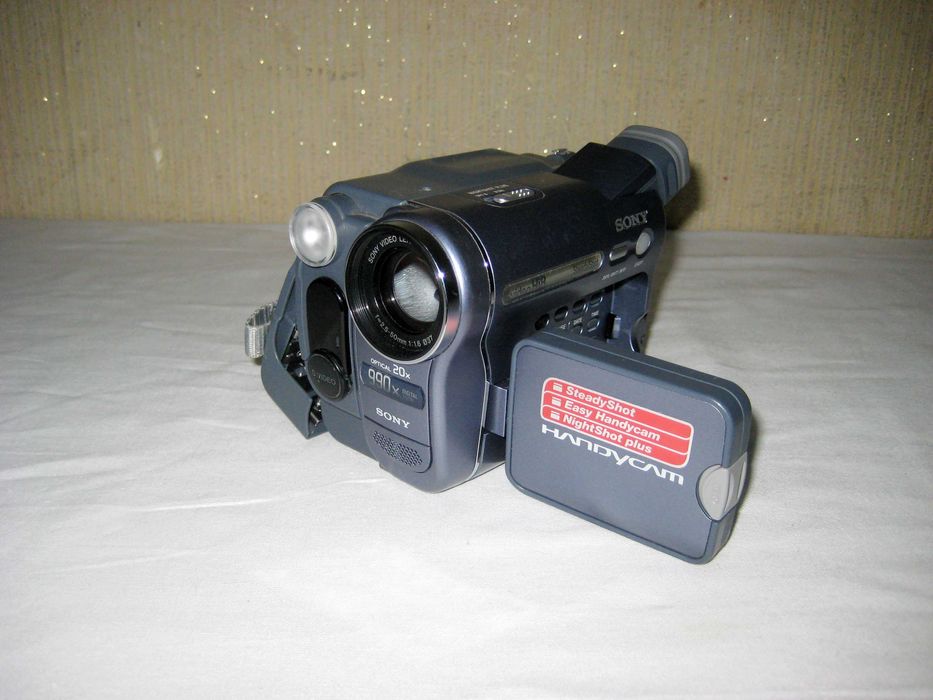Видеокамера SONY для запчаст(НЕРАБОЧИЙ) нет батареи и зарядный адаптор