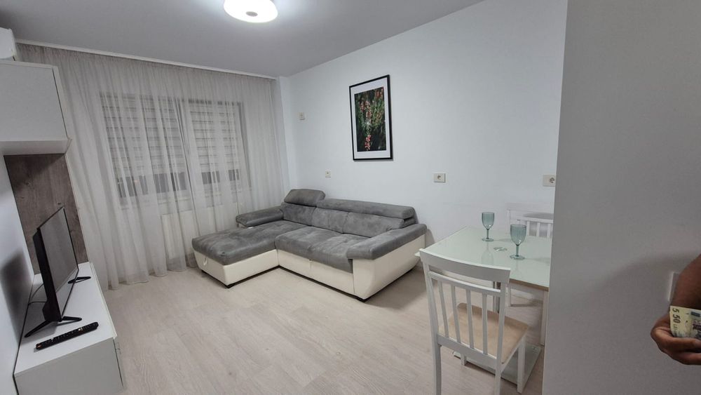 Închiriez apartament cu 2 camere,  str Onestilor 400 Euro