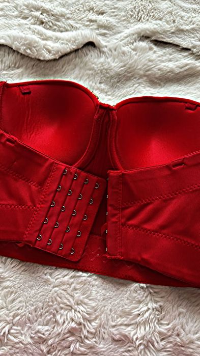 Червено бюстие с чашки