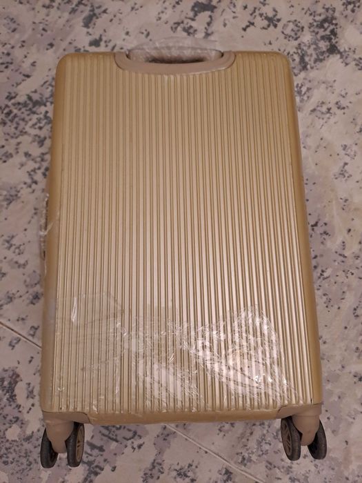 Продам чемодан в отличном состоянии