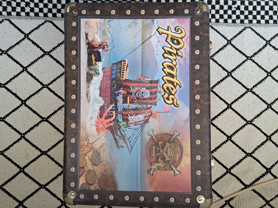 Пиратски картонен куфар