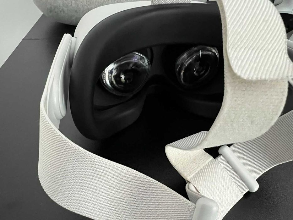 Meta Quest 2 VR Headset – Excellent Condition
