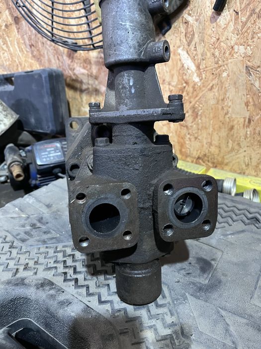 Насос подъема кузова с клапаном