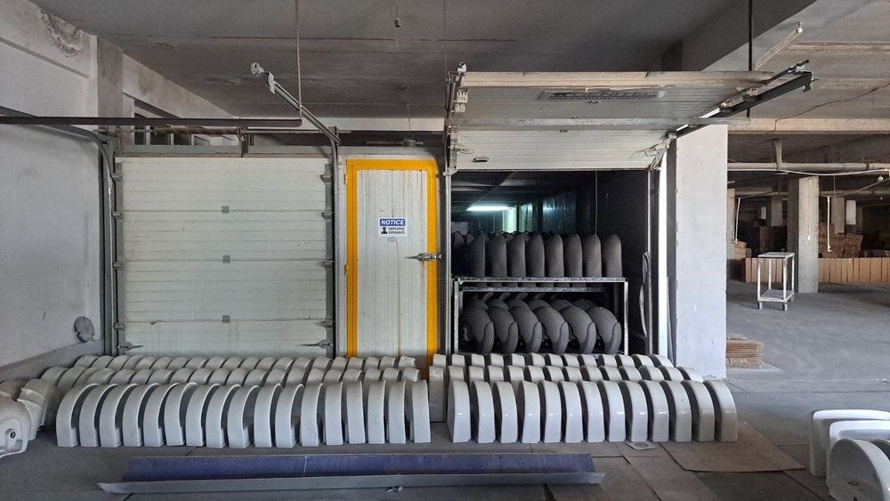 Алмазар Чиназский район действующий бизнес 11430кв.м. 3,76 га земли.