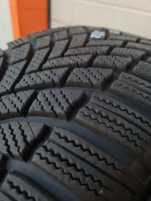 Зимни гуми 4 броя BRIDGESTONE BLizzak  LM005 215 60 R16 дот 2024