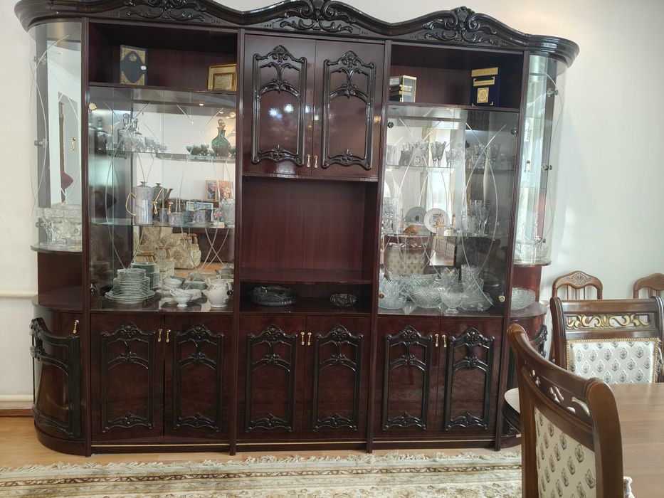 Горка шкаф для зала