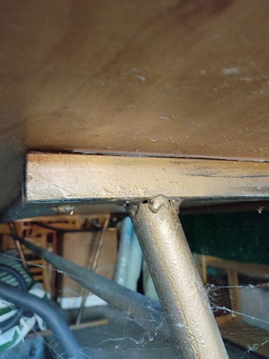 Голяма дървена маса с метална основа