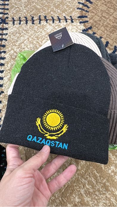 Қысқы жаңа бас киімдер сатылыды.