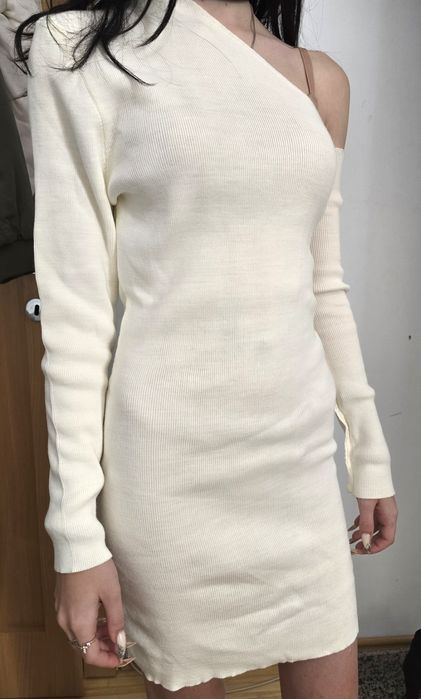 Rochie dama alba cu umar gol