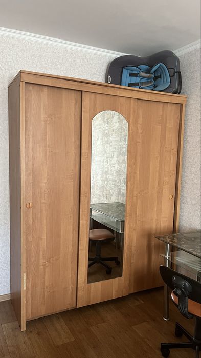 Продам шкаф 3-дверный с зеркалом