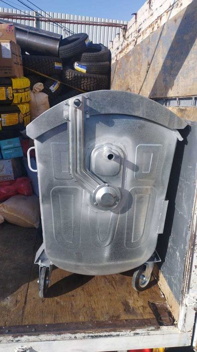 Металлический бак для мусора 1100 л.