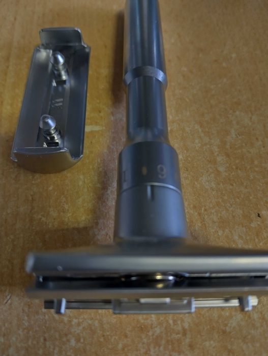 Металални самобръсначки и бръснач