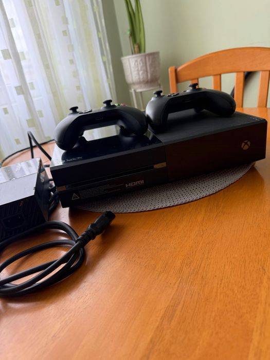 XBox One + 2 джойстика + захранване