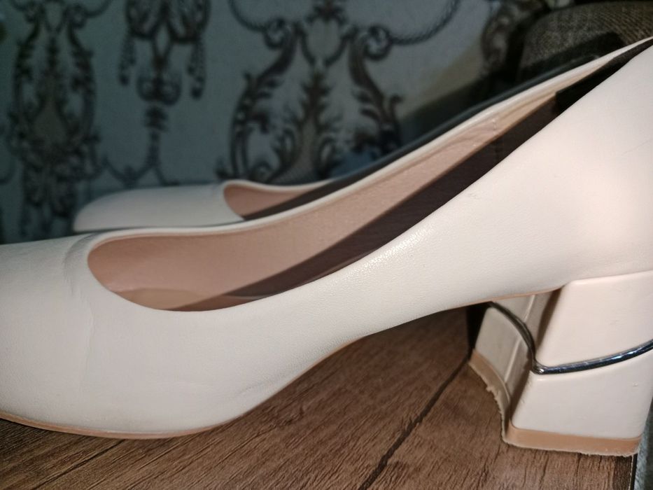 Tufli srochna sotiladi