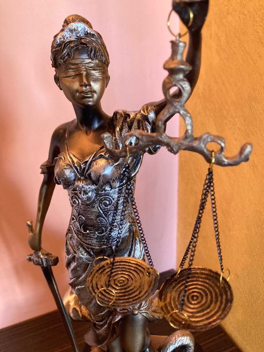 статуетка Темида