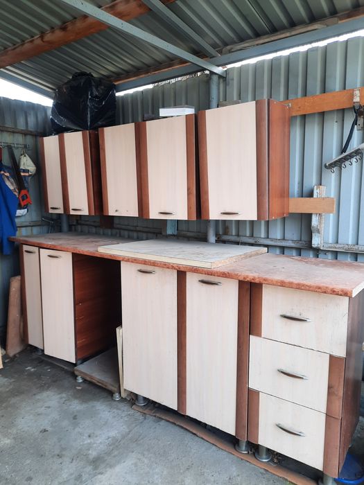 Ас үйге арналған кухонный гарнитур сатылады.
Жағдайы жақсы, қолдануға