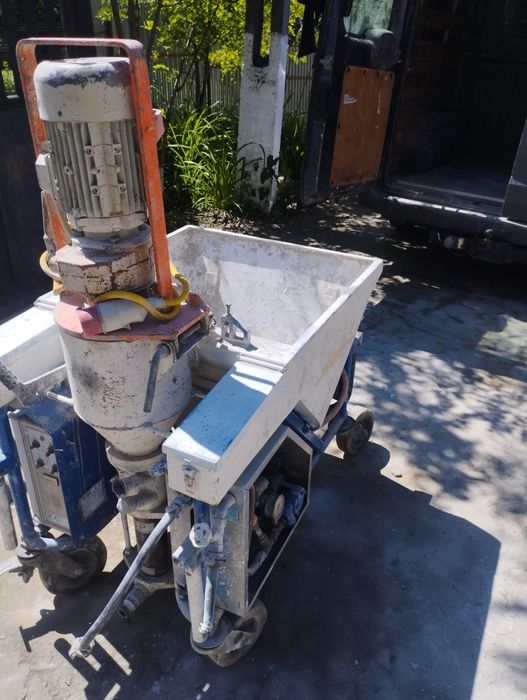 Vând pompa de tencuit trifazic perfecta pentru treabă cu toate sculele necesare