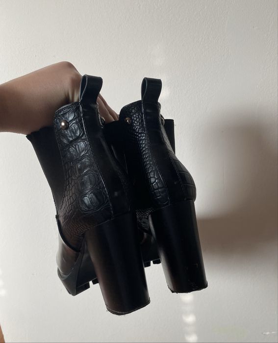 Черни боти на ток