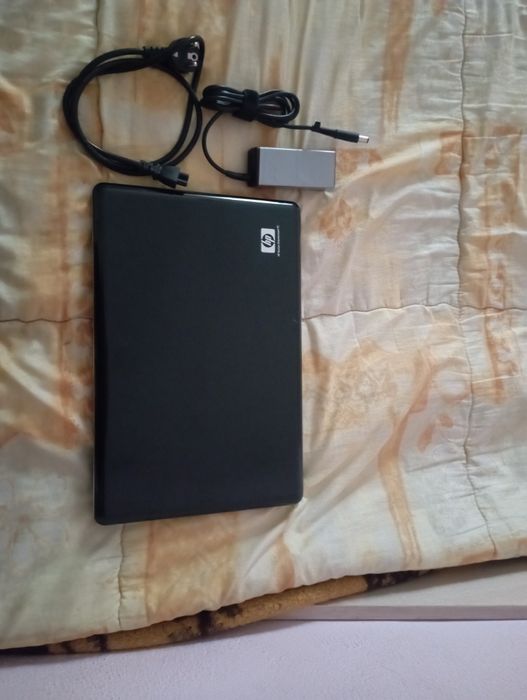 Лаптоп hp,със зарядно устройство.