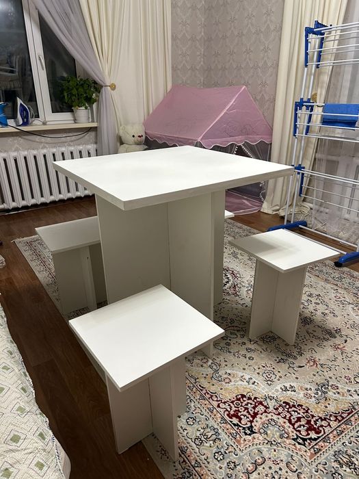 Кухонный(обеденный) стол с 4 табуретками