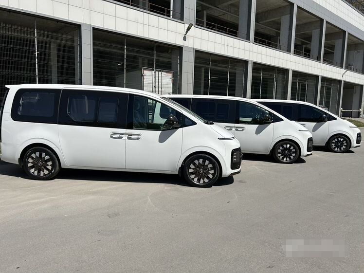 Turisticheskiy poezdka po vsemu Uzb, Miniven Hyundai H-1 Grand Starex