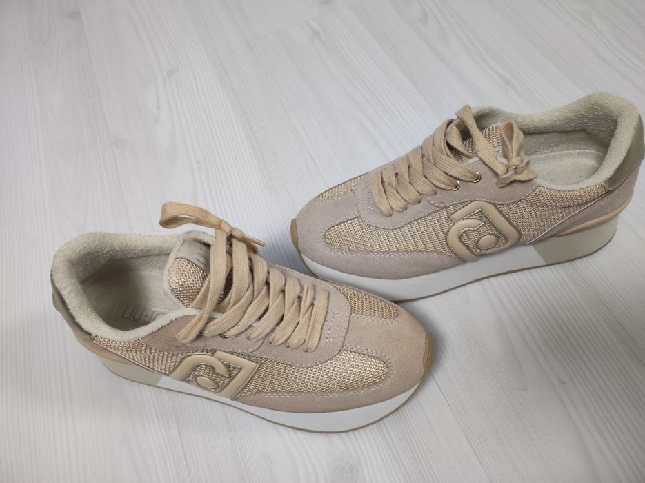 Adidași Nr 38.   ..