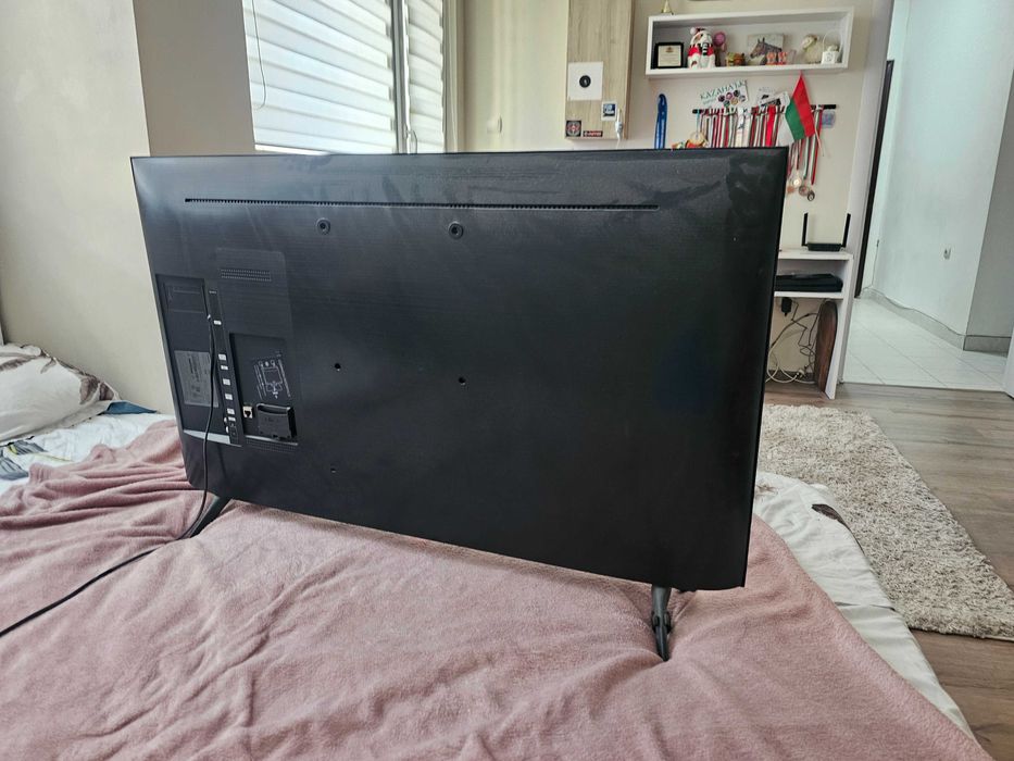 Samsung TV  43-inch AU7172 счупен на части