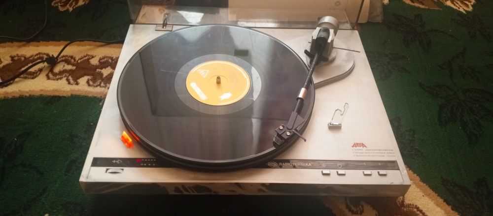 Радиотехника Проигрыватель без колонки работает