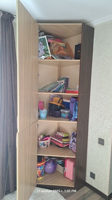 2 угловых шкафа и 2 полки настенные