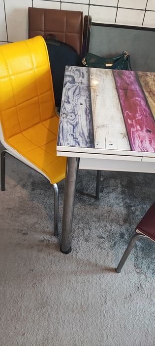 Masă extensibilă (600 lei) cu scaune (300 lei)