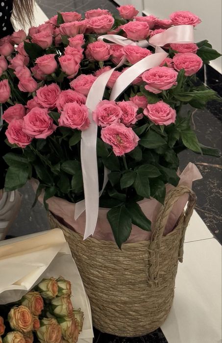 Букет кустовых роз в корзинке