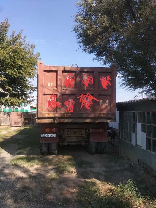 Самосвал хова на полном ходу