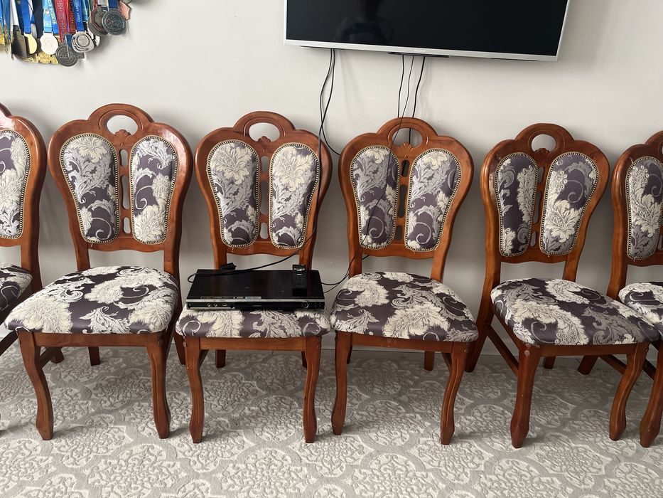 Продам стулья дубовые