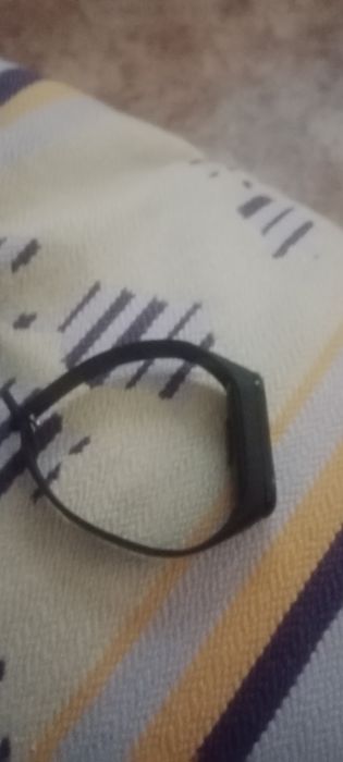 Это фитнес-браслет Xiaomi Mi Band.
