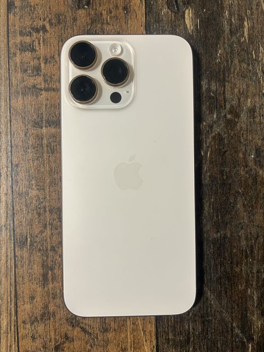 iPhone 16 Pro Max 256GB Desert Titanium / Използван / Леки драскотини