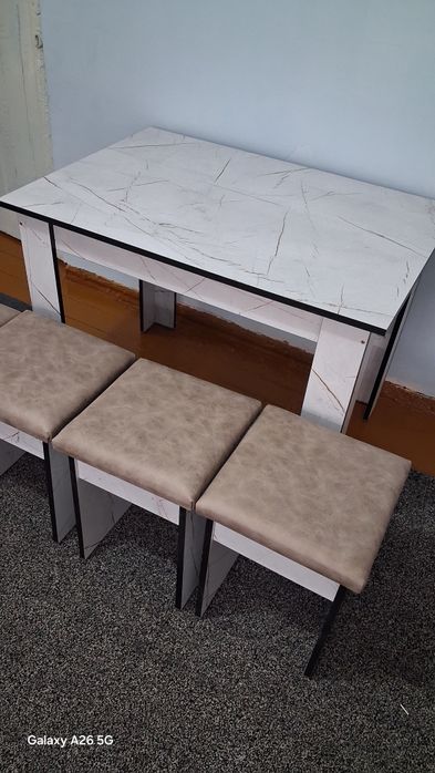 Продаётся новый обеденый стол 4 пуфика