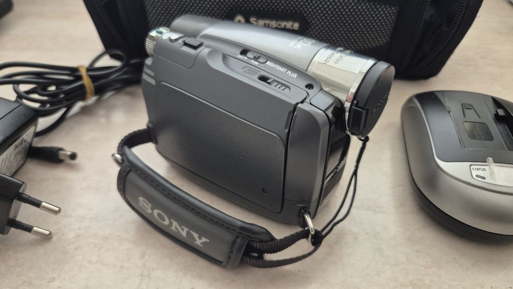 Sony MiniDV DCR-HC24E (Defect mecanic casetă) + Geantă Samsonite