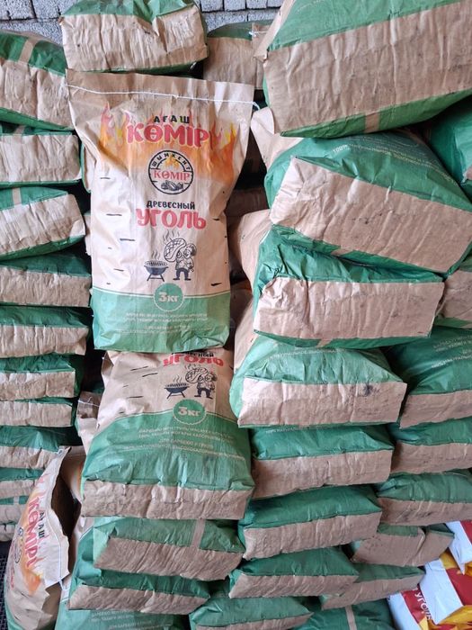 Ағаш көмірлер бар