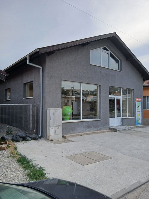 Дава се под наем Магазин в Мездра - 100 кв.м за 62.73 € - Снимка #1