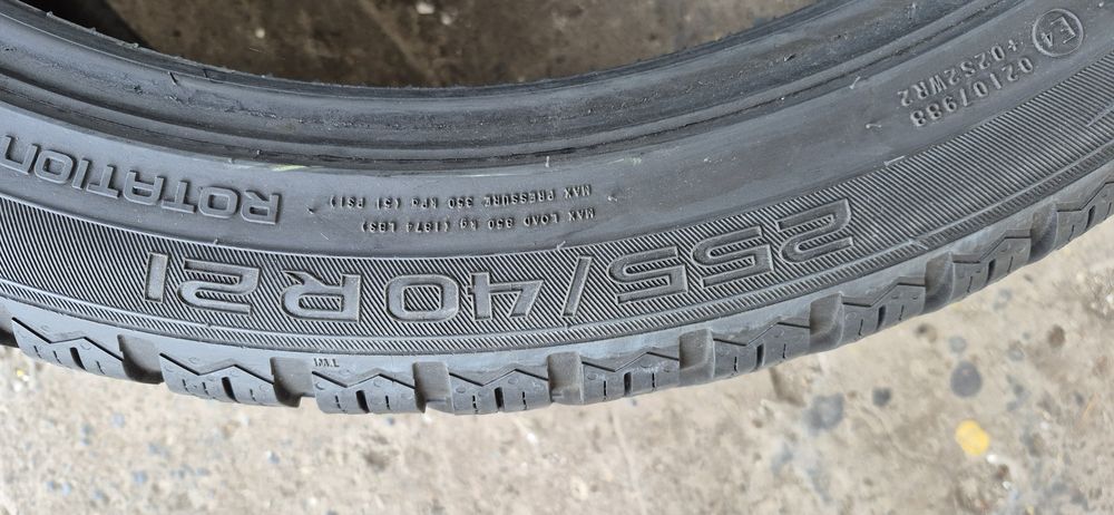 2 anvelope iarna Nokian 255/40/21.Pretul este pe bucata.