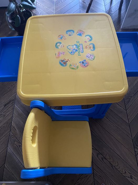 Продаю детский стол с 2 стульями