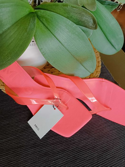 Нови чехли в розов цвят на Mango