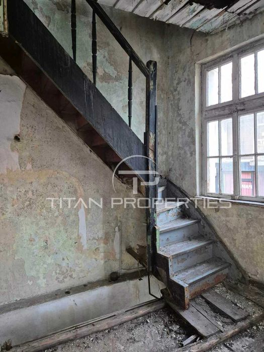 Четириетажна къща в Центъра