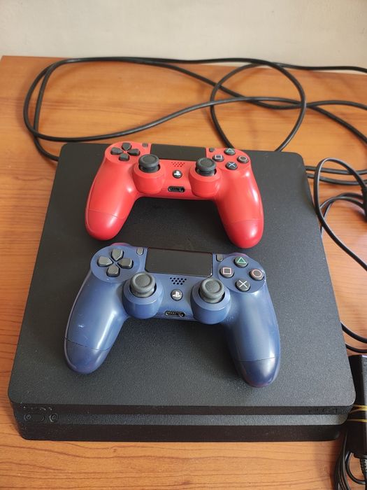 Продавам PS4 Slim 500GB + 2 джойстика + зарядна станция