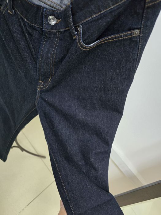 Джинсы он бренда юникло