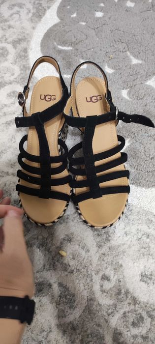 Sandale ugg noi mărimea 37