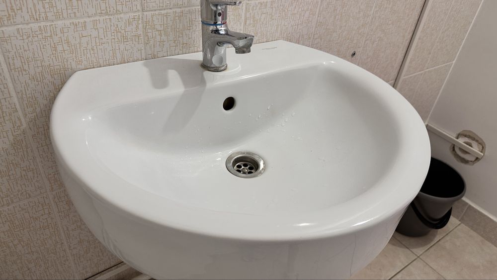Продам умывальник с краном.