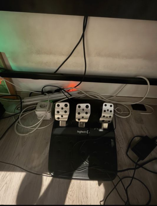 Vand volan logitech ca nou