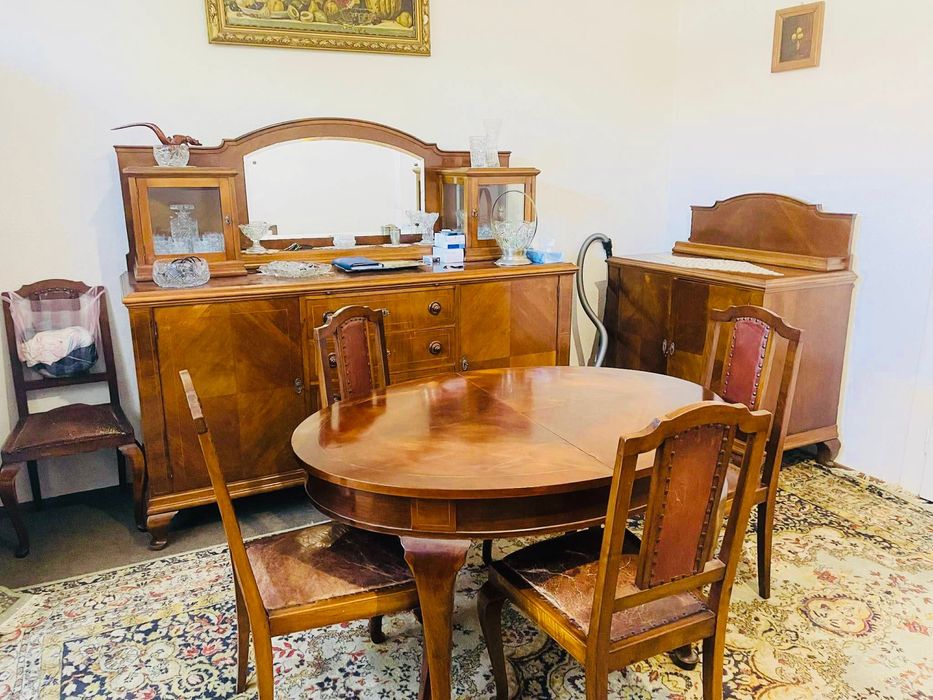Mobilier antic de sufragerie.
